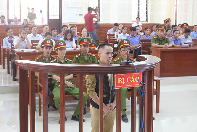 Bị cáo trước vành móng ngựa