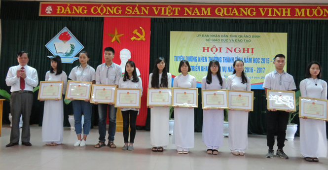 Lãnh đạo ngành Giáo dục và Đào tạo trao thưởng cho học sinh đoạt giải Quốc gia năm học 2015-2016.