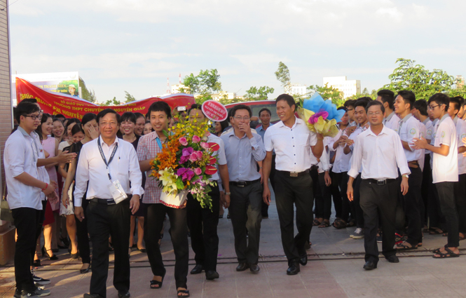 Chào đón Nguyễn Thế Quỳnh đoạt huy chương Vàng Olympic Vật lý Châu Á năm 2016 từ Thụy Sỹ trở về.