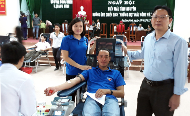 Lãnh đạo huyện Quảng Ninh động viên các tình nguyện viên hiến máu trên địa bàn.