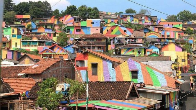 Ngoài Kampung Pelangi, Indonesia cũng có vài ngôi làng khác được cải tạo tương tự.