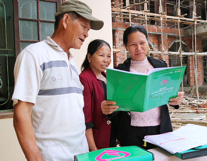 Nhiều người dân phấn khởi trước chương trình dịch vụ mới gửi tiền tiết kiệm tại điểm giao dịch xã.