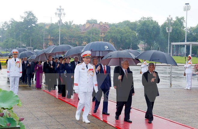 Đoàn đại biểu Ban Chấp hành Trung ương Đảng, Nhà nước, Quốc hội, Chính phủ và Ủy ban Trung ương Mặt trận Tổ quốc Việt Nam đặt vòng hoa và vào Lăng viếng Chủ tịch Hồ Chí Minh. (Ảnh: Văn Điệp/TTXVN)