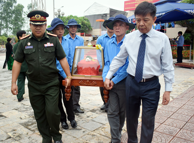 Lãnh đạo hai tỉnh Quảng Bình và Khăm Muộn tiễn đưa các liệt sỹ.