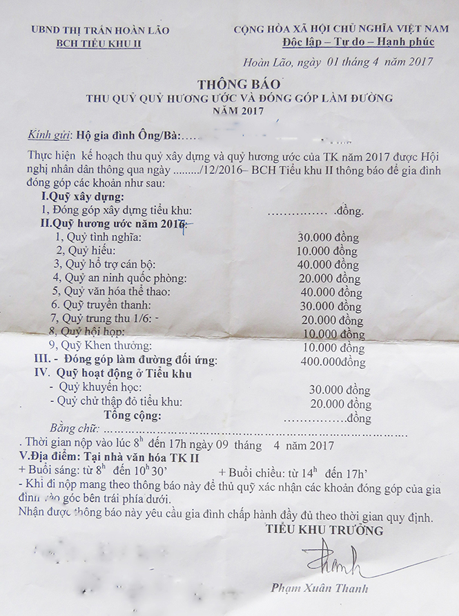 Một thông báo thu quỹ hương ước và đóng góp làm đường năm 2017 của tiểu khu trưởng gửi đến một hộ gia đình cao tuổi ở tiểu khu 2, thị trấn Hoàn Lão (Bố Trạch) mà bạn đọc gửi cho Báo Quảng Bình.