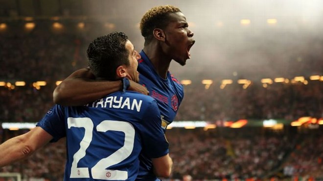 Paul Pogba và Henrikh Mkhitaryan ăn mừng sau khi ghi bàn cho Man United trong trận chung kết Europa League. (Nguồn: espnfc.com)