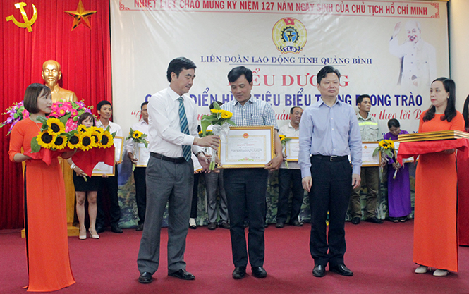 Các đoàn viên, người lao động tiêu biểu trong phong trào thi đua “Đoàn viên, người lao động Quảng Bình thi đua làm theo lời Bác”.