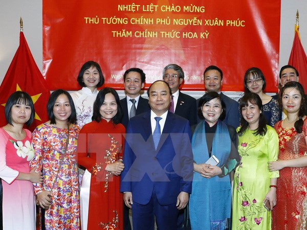 Thủ tướng Nguyễn Xuân Phúc gặp gỡ và nói chuyện với cán bộ, nhân viên Đại sứ quán Việt Nam tại Hoa Kỳ. (Ảnh: Thống Nhất/TTXVN)