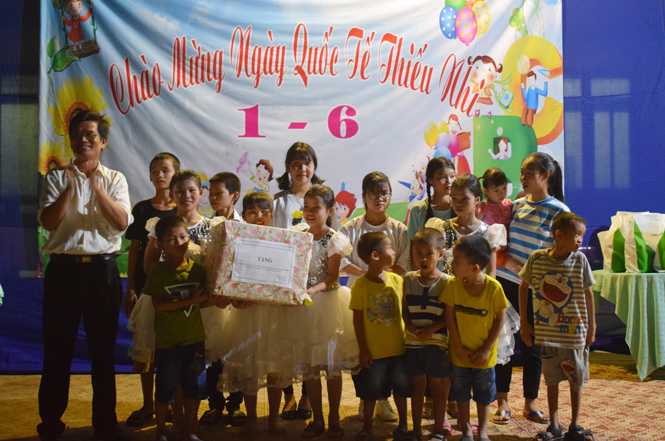 Đại diện Hội Bảo trợ Người tàn tật và Trẻ mồ côi tỉnh tặng quà cho các em thiếu nhi đang sinh sống tại Trung tâm Bảo trợ xã hội.