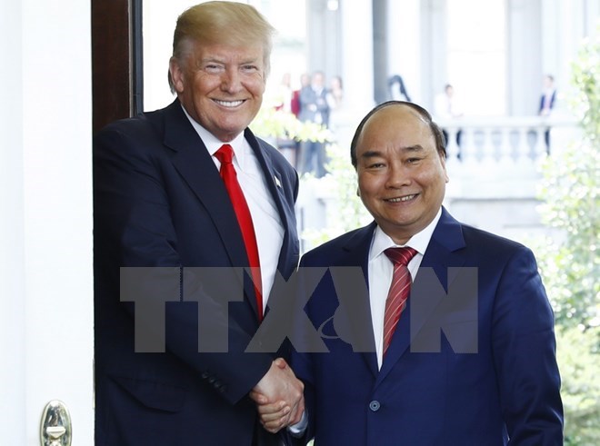 Tổng thống Hoa Kỳ Donald Trump đón Thủ tướng Nguyễn Xuân Phúc ngay tại cửa Nhà Trắng. (Ảnh: Thống Nhất/TTXVN)