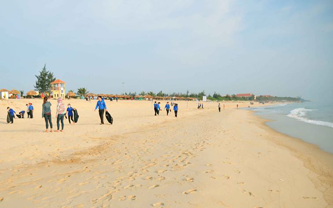 Các đoàn viên, thanh niên tích cực tham gia phong trào làm sạch biển