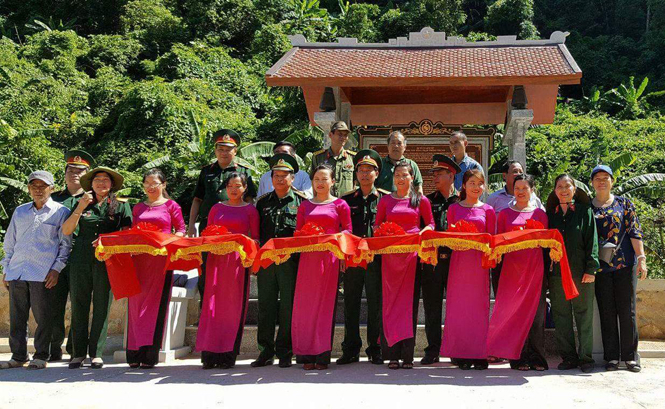 Lễ cắt băng khánh thành nhà bia lịch sử Tổng trạm thông tin A72 tại xã ngân Thủy, huyện Lệ Thủy.