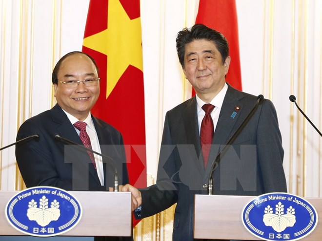 Thủ tướng Nguyễn Xuân Phúc và Thủ tướng Nhật Bản Shinzo Abe tại buổi họp báo. (Ảnh: Thống Nhất/TTXVN)