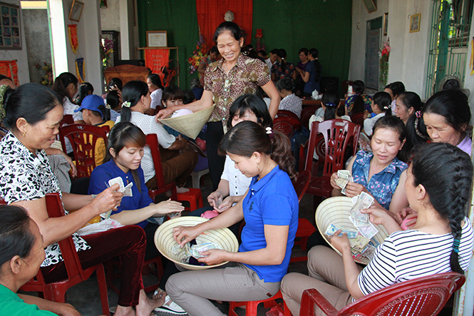 Hội viên, phụ nữ xã Lý Trạch tổng kết hoạt động bỏ heo đất tiết kiệm giúp hội viên phụ nữ nghèo.