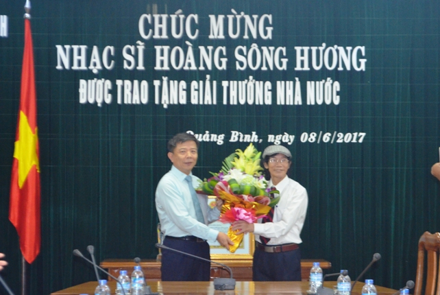 Đồng chí Nguyễn Hữu Hoài, Phó Bí thư Tỉnh ủy, Chủ tịch UBND tỉnh chúc mừng nhạc sỹ Hoàng Sông Hương