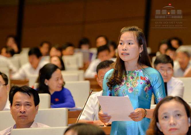 Đại biểu Cao Thị Giang, Đoàn đại biểu Quốc hội tỉnh phát biểu thảo luận dự án Luật trợ giúp pháp lý (sửa đổi).