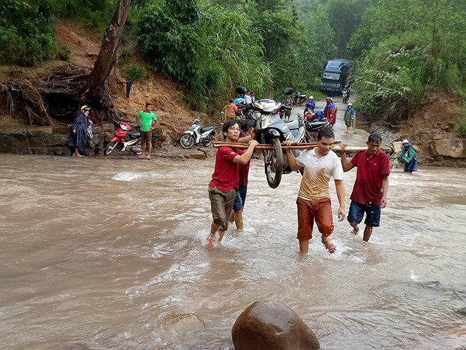 Giáo viên Trường tiểu học và THCS số 2 Trọng Hóa phải khiêng xe đến lớp trong mùa mưa lũ.