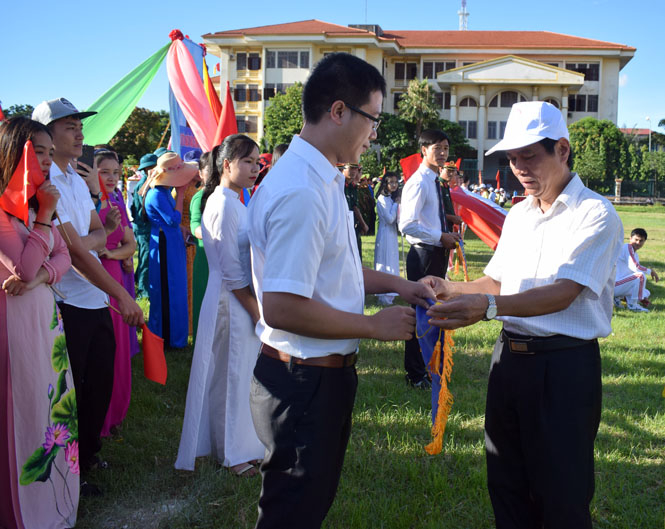 Đồng chí Lê Văn Phúc, UVTV Tỉnh ủy, Bí thư thành ủy trao tặng cờ lưu niệm cho các đơn vị tham gia Đại hội TDTT TP lần thứ VIII