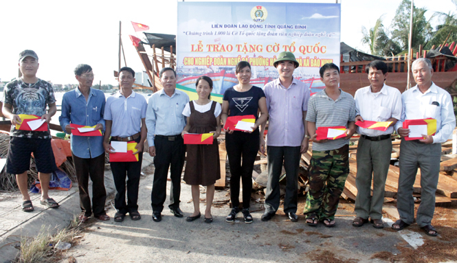  Lãnh đạo LĐLĐ tỉnh trao quà cho các đoàn viên có hoàn cảnh khó khăn của 2 nghiệp đoàn nghề cá