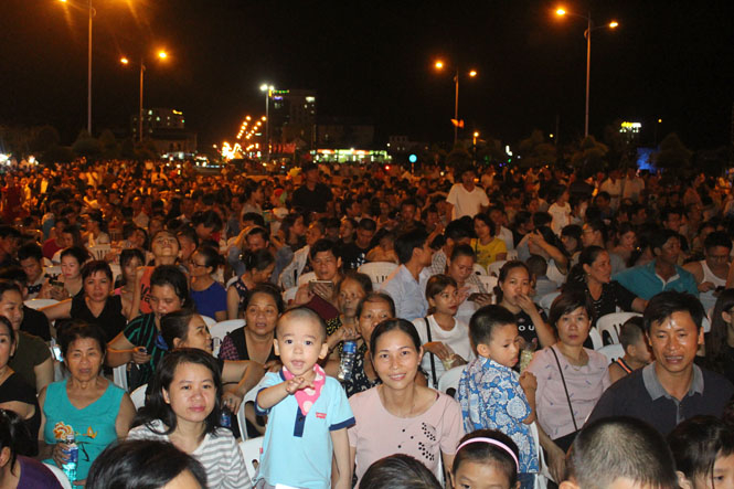 Đông đảo người dân trong và ngoài tỉnh đã đến thưởng thức Chương trình nghệ thuật.