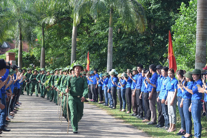 Đoàn “Hành trình trên những cung đường huyền thoại”