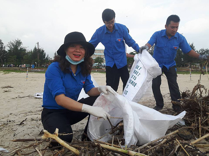 ĐVTN tham gia giữ gìn vệ sinh môi trường.