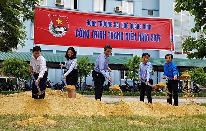 Khởi công công trình “Công viên học đường” tại khuôn viên Trường đại học Quảng Bình.