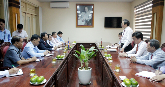  Đồng chí Hoàng Đăng Quang, Uỷ viên Trung ương Đảng, Bí thư Tỉnh ủy, Chủ tịch HĐND tỉnh phát biểu tại buổi tiếp với  đoàn cán bộ Liên hiệp Công đoàn tỉnh Khăm Muộn, Lào