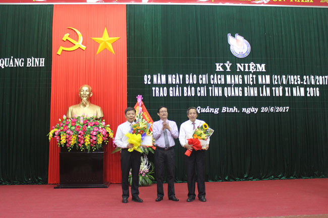 Trao Kỷ niệm chương “Vì sự nghiệp báo chí Việt Nam” cho các đồng chí: Hoàng Đăng Quang, Uỷ viên Trung ương Đảng, Bí thư Tỉnh ủy, Chủ tịch HĐND tỉnh; đồng chí Nguyễn Hữu Hoài, Phó Bí thư Tỉnh ủy, Chủ tịch UBND tỉnh.