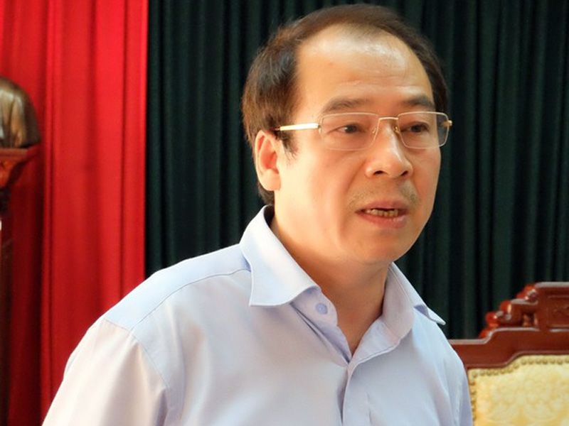 Theo ông Trần Đắc Phu, Cục trưởng Cục Y tế Dự phòng Bộ Y tế, nếu có hàng xóm hoặc người sống trong cùng cụm dân cư bị sốt xuất huyết tức là nhà bạn đang nằm trong ổ dịch. Trạm y tế phường, xã sẽ tới từng nhà phun thuốc diệt muỗi cho cả khu.