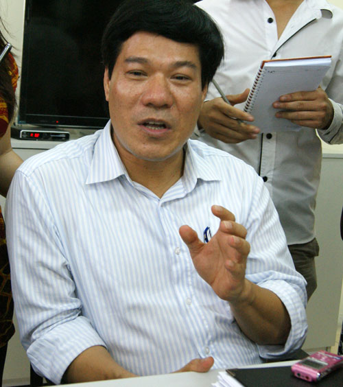 Theo ông Nguyễn Nhật Cảm, Giám đốc Trung tâm Y tế Dự phòng Hà Nội: Chỉ vài giờ đồng hồ sau phun thuốc, lượng hóa chất sẽ khuếch tán trong không gian nên việc lo ngại thuốc ảnh hưởng tới sức khỏe là lo lắng không có cơ sở.