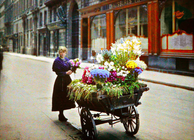 Người bán hoa dạo ở Paris, năm 1914 - Ảnh: Albert Kahn