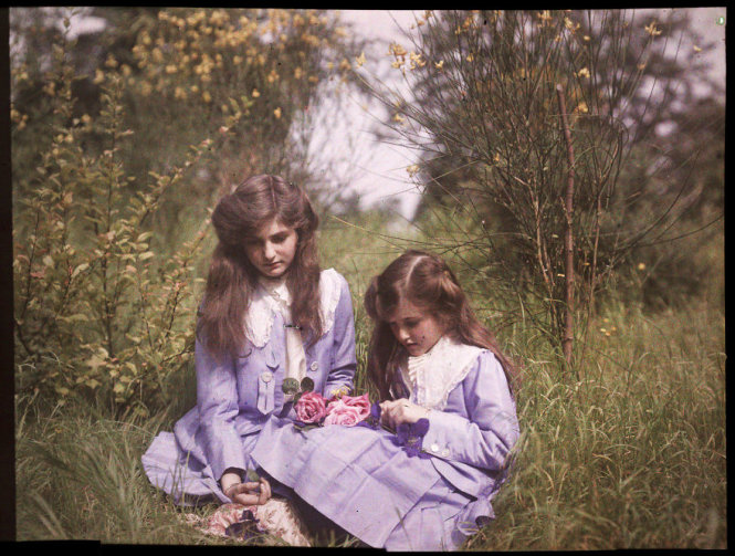 Hai chị em trong vườn, năm 1911 - Ảnh: Etheldreda Janet Laing