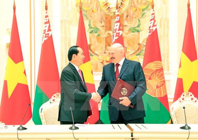 Chủ tịch nước Trần Đại Quang và Tổng thống Belarus Alexander Lukashenko tại Lễ ký Tuyên bố chung Về phát triển toàn diện và sâu rộng giữa Cộng hòa xã hội chủ nghĩa Việt Nam và Cộng hòa Belarus. (Ảnh: Nhan Sáng/TTXVN)