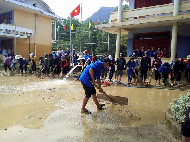 Đoàn viên thanh niên Minh Hóa làm vệ sinh môi trường sau lũ. Ảnh: XUÂN VƯƠNG