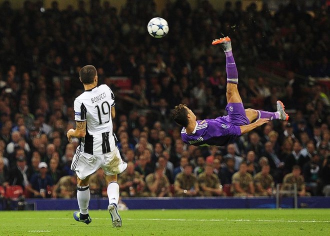 Pha móc bóng của Ronaldo trong trận chung kết Champions League 2016-17. (Nguồn: Getty)