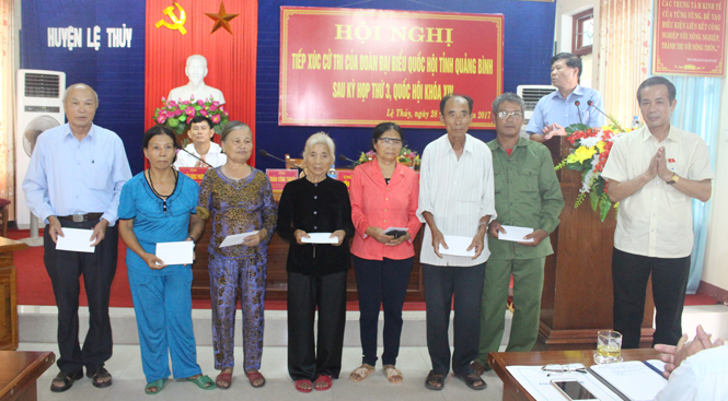 Đồng chí Trần Công Thuật, Phó Bí thư Thường trực Tỉnh ủy, Trưởng Đoàn ĐBQH tỉnh trao quà của đồng chí Nguyễn Văn Bình gửi tặng cho các hộ gia đình có công với cách mạng trên địa bàn Lệ Thủy.