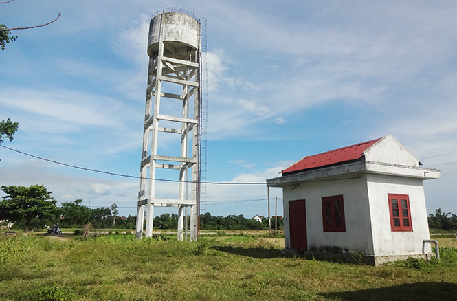 Không huy động nguồn đóng góp từ người dân để hoàn thành nốt các hạng mục, từ năm 2014 đến nay, công trình nước sạch của xã Xuân Thủy (Lệ Thủy) vẫn đang nằm “phơi sương”.