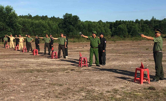  Các học viên lớp tập huấn kiểm tra bắn đạn thật.