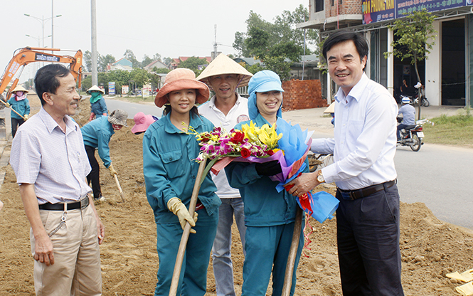 Lãnh đạo LĐLĐ tỉnh thăm hỏi, tặng quà cho công nhân lao động nhân Tháng công nhân.