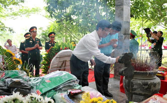 Các đồng chí lãnh đạo tỉnh dâng hương tưởng niệm, tri ân 45 năm ngày hy sinh của 13 cán bộ, chiến sỹ thông tin Trạm cơ vụ A69 tại khu vực hang Lèn Hà.