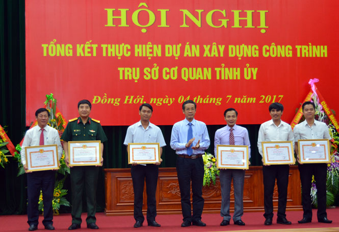 Đồng chí Trần Công Thuật, Phó Bí thư Thường trực Tỉnh ủy, Trưởng đoàn đại biểu Quốc hội tỉnh trao bằng khen của Ban Thường vụ Tỉnh ủy cho các tập thể.