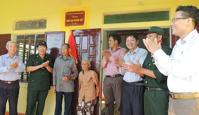 Hội CCB Khối Doanh nghiệp trao tặng nhà Đại đoàn kết cho CCB có hoàn cảnh khó khăn ở huyện Bố Trạch.  