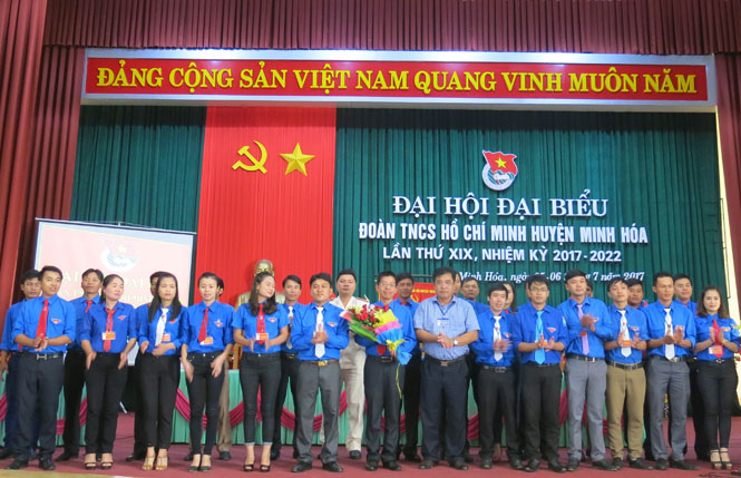 Đồng chí Đoàn Ngọc Lâm, Tỉnh ủy viên, Bí thư Huyện ủy Minh Hóa tặng hoa, chúc mừng Ban chấp hành Đoàn TNCS Hồ Chí Minh huyện Minh Hóa nhiệm kỳ mới