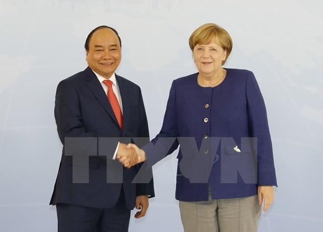 Thủ tướng Đức Angela Merkel đón Thủ tướng Nguyễn Xuân Phúc . (Ảnh: Thống Nhất/TTXVN)