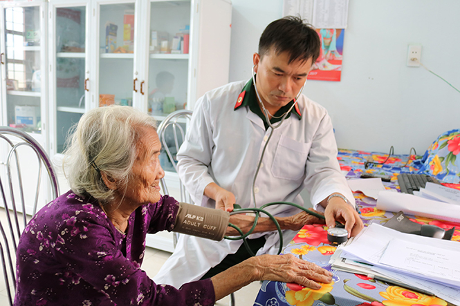 Bác sỹ của Bộ chỉ huy Quân sự tỉnh khám, chữa bệnh cho một cụ già ở xã Ngư Hoá.