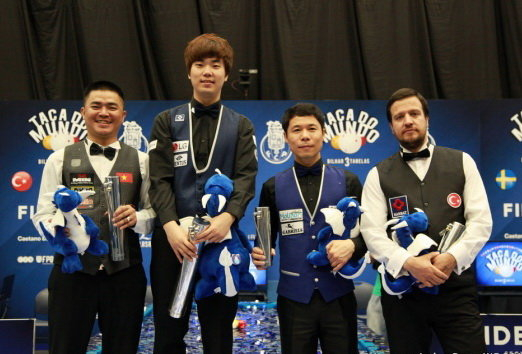  Quốc Nguyện (trái) đoạt á quân World Cup billiard 3 băng tại Bồ Đào Nha. Ảnh KOZOOM