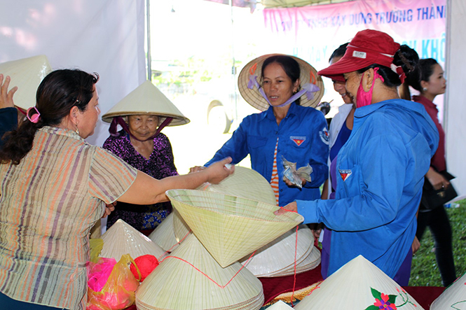 Sản phẩm nón Mỹ Trạch (huyện Bố Trạch) được nhiều người yêu thích chọn lựa.