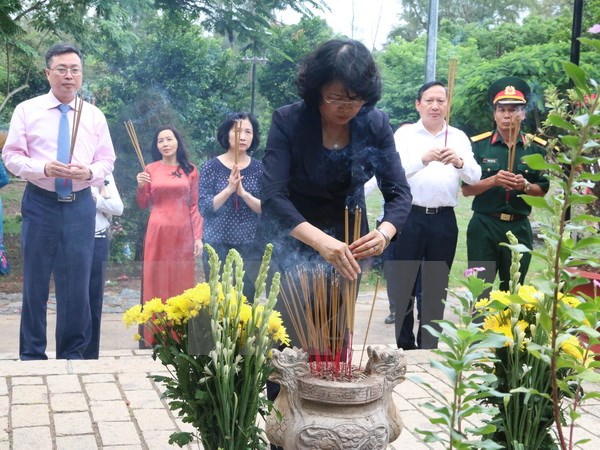 Phó Chủ tịch nước thắp hương tại mộ Nhà yêu nước Nguyễn An Ninh. (Ảnh: Tiến Lực/TTXVN)