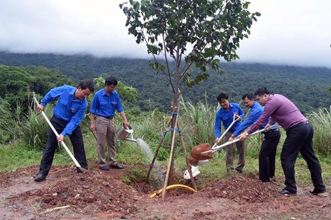 Các đại biểu tham gia trồng 55 cây sao đen dọc cột mốc chủ quyền hai bên biên giới Việt Nam - Lào.